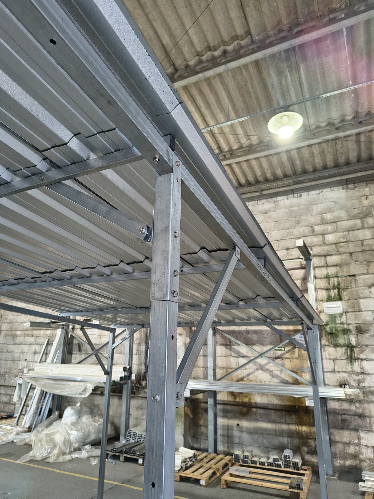 Garagem Fácil 2,5x4,5m Frontal Zincada com Telha